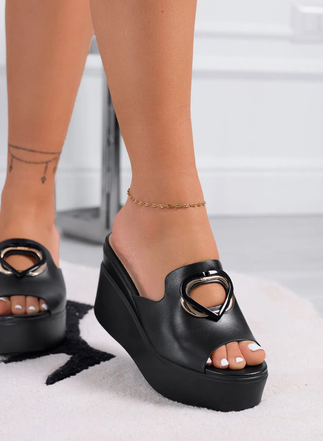 SAMANTHA - Black women's wedge sandals with a heart detail